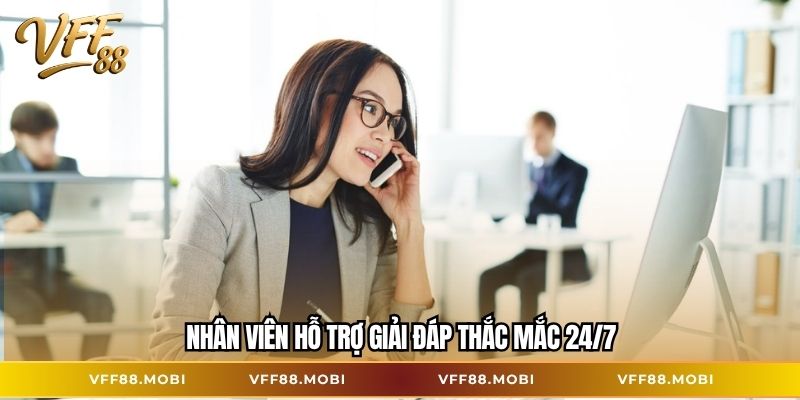Nhân viên hỗ trợ giải đáp thắc mắc 24/7